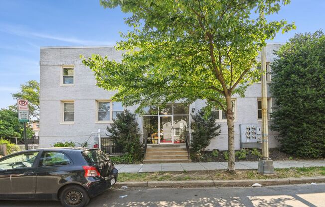 Available Now! 2 Level, 2 Bedroom Condo in Hill East!