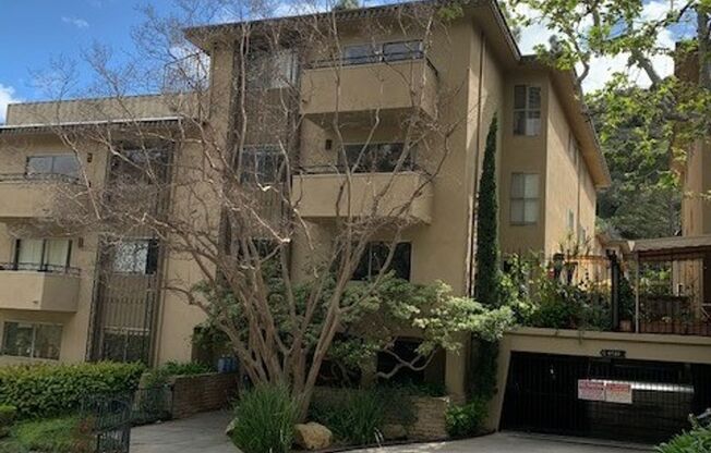 Upgraded Hollywood 2BR w/tons of amenities! (6744 Hillpark)