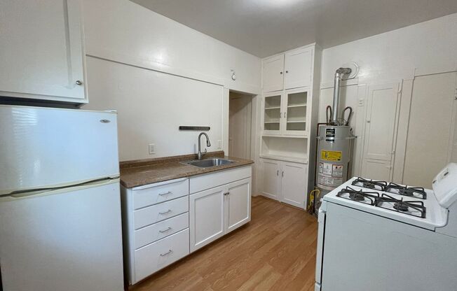 1 bed, 1 bath, 800 sqft, $2,350