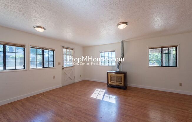 Cozy One Bedroom Cottage in Oak Grove!