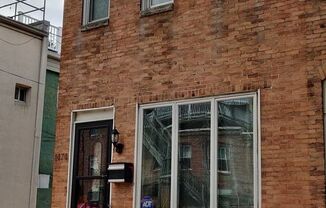 Chamring 2-Bedroom Locust Point Townhome w/ Deck