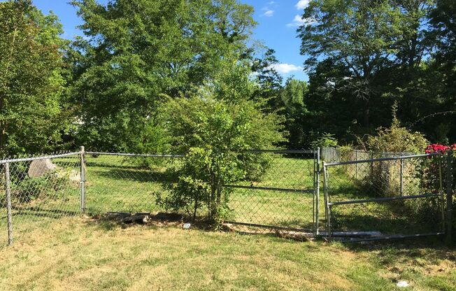 2 beds, 1 bath, 878 sqft, $950, Unit 2127 Oakhurst Circle