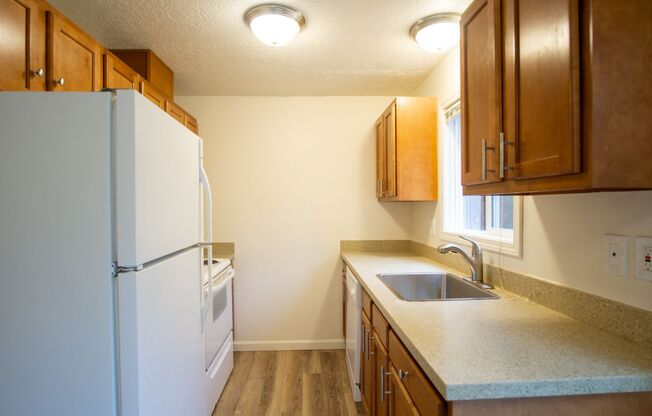 Updated 2 Bedroom Townhouse- Private Patio, Dining Space, Parking, W/D + D/W!!