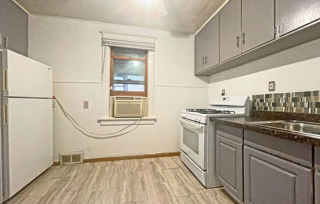 2 beds, 1 bath, $1,050, Unit Unit 1 - (Main Level)