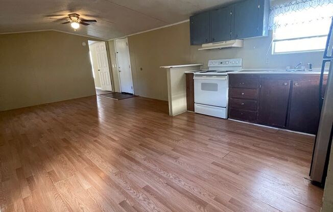 3 beds, 1.5 baths, 952 sqft, $1,275, Unit 1