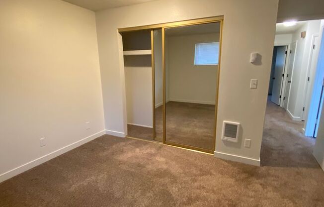 3 beds, 1 bath, $1,650, Unit 374W