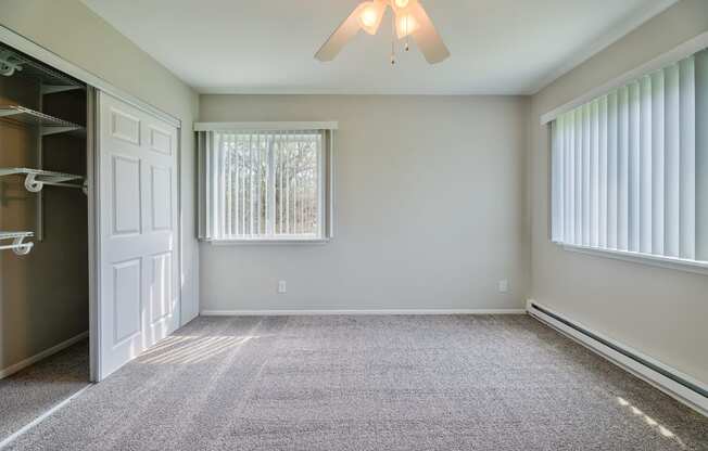 Carpeted Bedroom at Glen Hills Apartments, Glendale