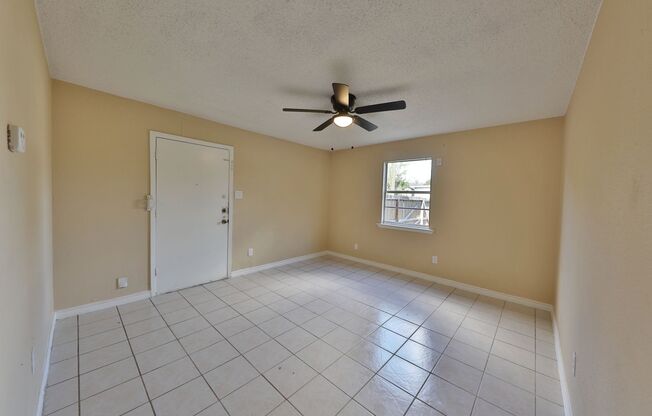 2 beds, 1 bath, $925, Unit 2