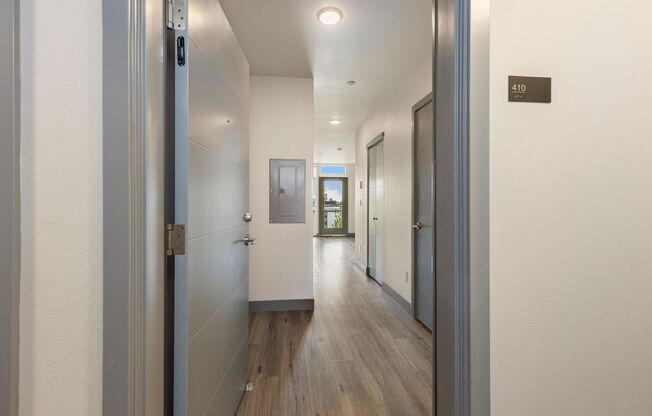 Studio, 1 bath, 322 sqft, $1,290, Unit 410
