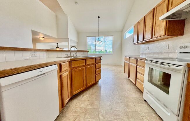 Beautiful 4 Bed, 3 Bath House in Maple Hill!