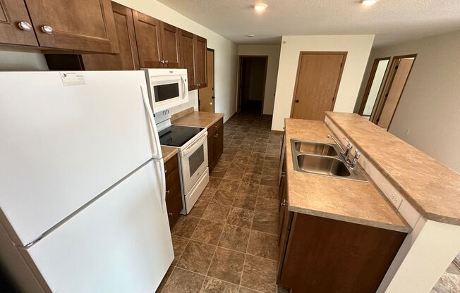 2 beds, 1 bath, $1,250, Unit 102