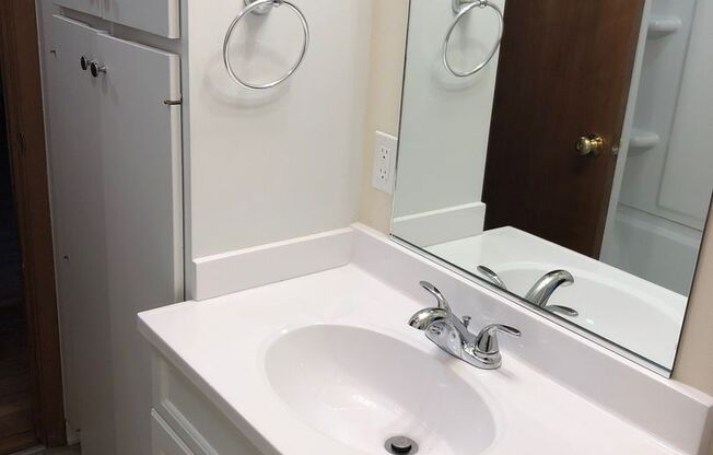 3 beds, 1 bath, $940, Unit 1112