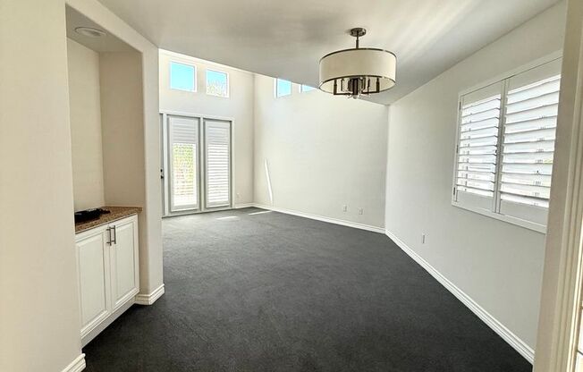Penthouse Condominium in a Prime Irvine Location - 1 Bed | 1 Bath | 835 SF