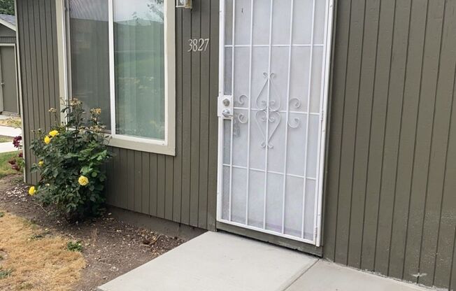 1 bed, 1 bath, 510 sqft, $1,125, Unit 3827 24th Pl NE