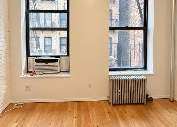52 MACDOUGAL ST