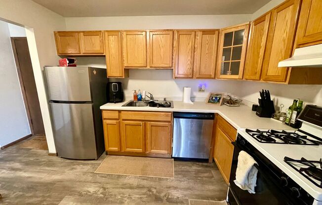 2 beds, 1 bath, $1,295, Unit 201