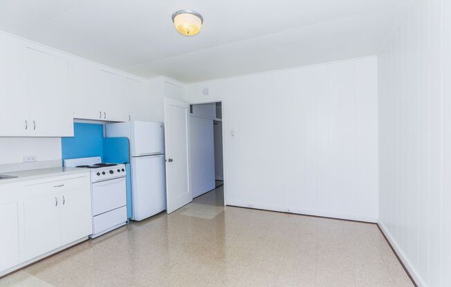 Waiola - upstairs 1 bedroom with 1 parking - window air conditioner in bedroom..