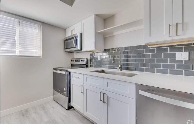 the preserve at ballantyne commons apartment kitchen with stainless steel appliances