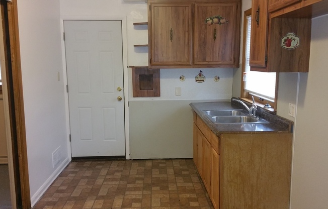 3 beds, 1 bath, $1,300