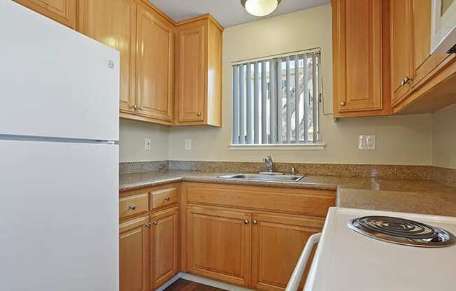 Double Stainless Steel Sink at Colonial Garden Apartments, San Mateo, 94401