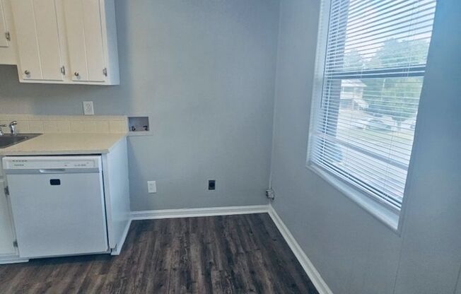 2 beds, 1 bath, 692 sqft, $995, Unit 100-K