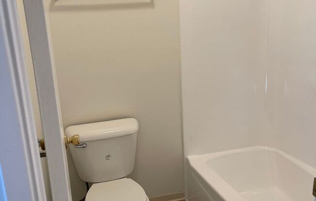 Studio, 1 bath, $950, Unit 15