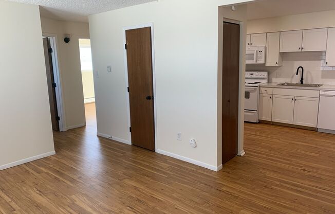 2 beds, 1 bath, 715 sqft, $995, Unit B005
