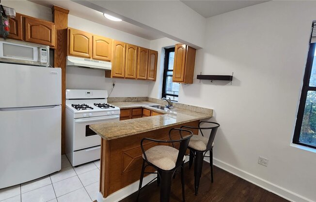 2 beds, 1 bath, $2,500, Unit 3E