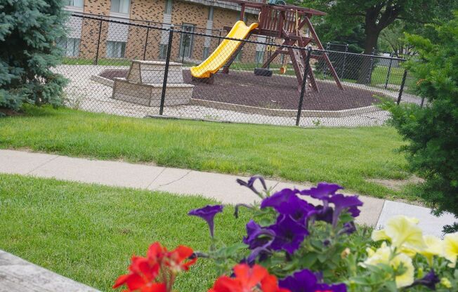 2 beds, 1 bath, 950 sqft, $995, Unit 10