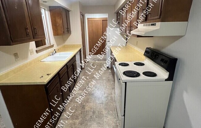 1422 E RACINE AVE