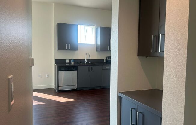 2 beds, 2 baths, 890 sqft, $2,575, Unit 428