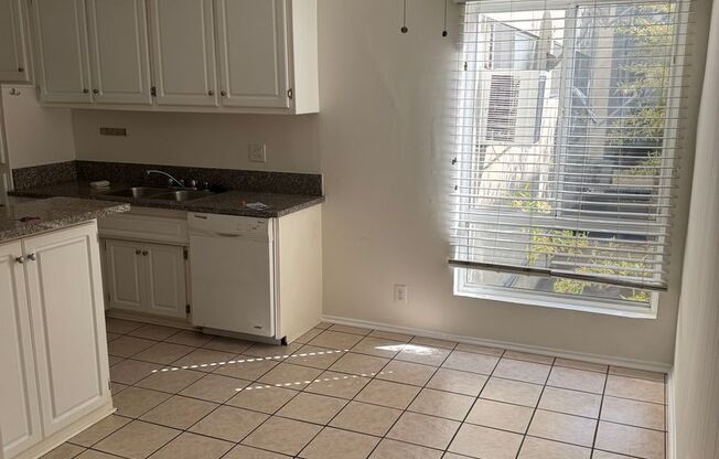 1 bed, 1 bath, 900 sqft, $2,500