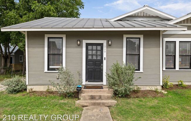309 N HACKBERRY ST