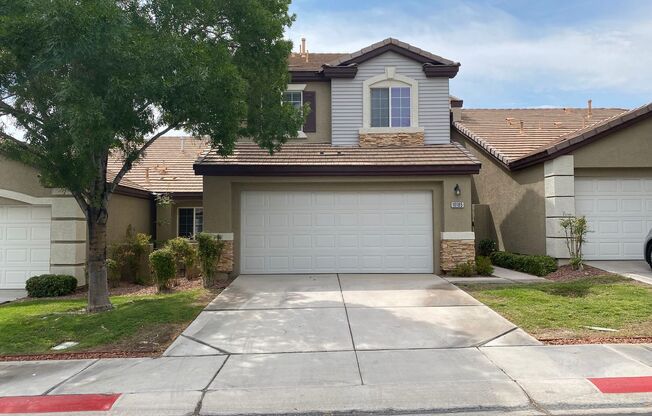 Great 3 bed 2.5 bath townhouse located near Summerlin