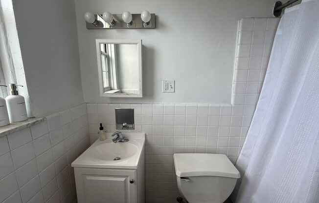 2 beds, 2 baths, 1,303 sqft, $3,000, Unit New King Edward  402