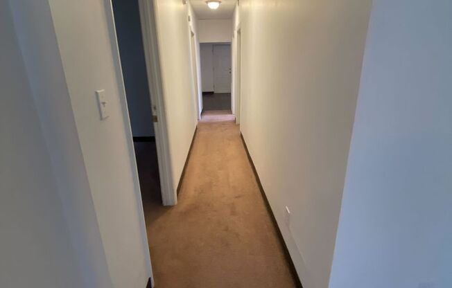 2 beds, 1 bath, $1,100, Unit 934 5th Ave Apt 2