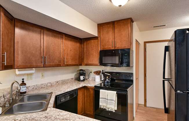 Birch Lake Townhomes - Kitchen