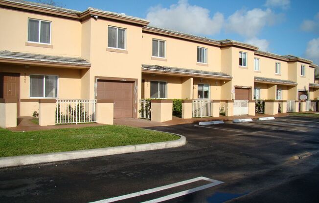 BEAUTIFUL 2/2.5 TOWNHOME W/ GARAGE ! ! ! Located in Coral Springs, Apply Today!