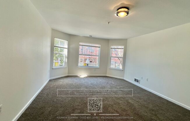 Lovely and Bright 2bd/2ba within walking distance to BART, Jack London Square and more!