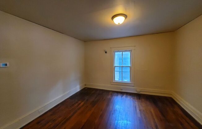 2 beds, 1 bath, $895, Unit A