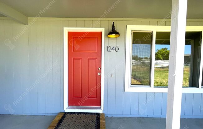 Recently-renovated 2 BR duplex in Redmond w/ private, huge fenced yard