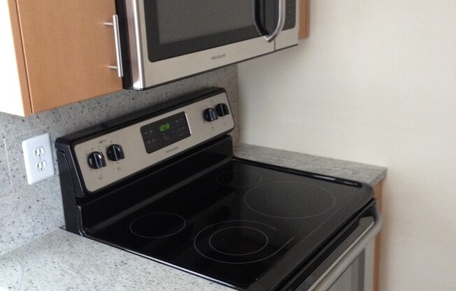 3 beds, 2 baths, $5,250, Unit 305