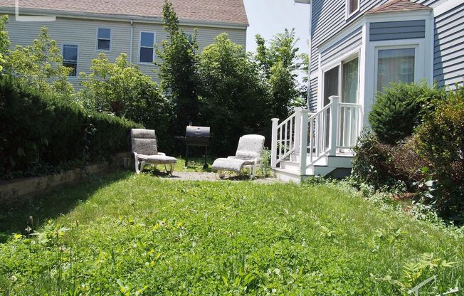 NO FEE! XL House w 2 Parking Inc, Laundry I/U -- New Hardwood Flooring, Pet Friendly, 2 Parking Spots Inc