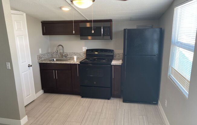 Studio, 1 bath, 322 sqft, $895, Unit 4