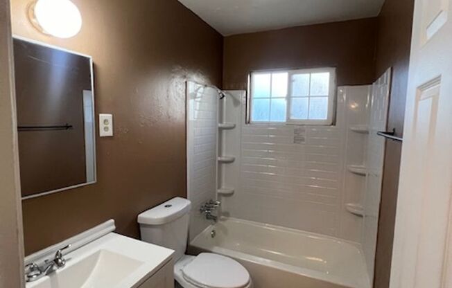 2 beds, 1 bath, $1,500, Unit 139 N Santa Rita St