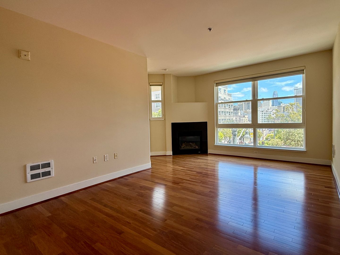 Beautiful 2 bedroom, 2 bath condo for rent at Chelsea Court!