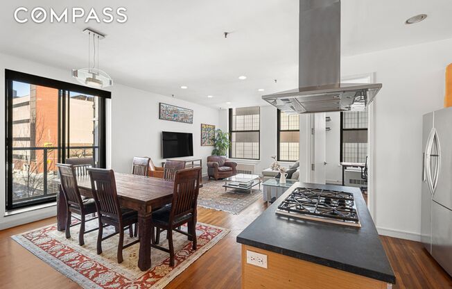 552 W 43 ST