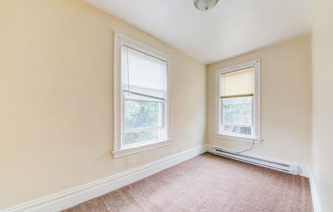 5 beds, 1.5 baths, $1,899, Unit Mt Washington
