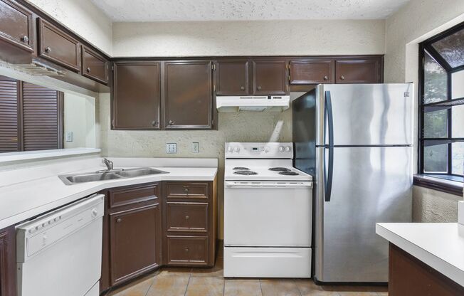 Gorgeous Condo, 2 Bedrooms/2 Balconies/2 Bathrooms - WALK TO CAMPUS! - Reduced Deposit