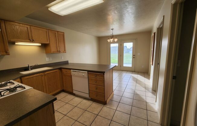 2 beds, 1 bath, $1,185